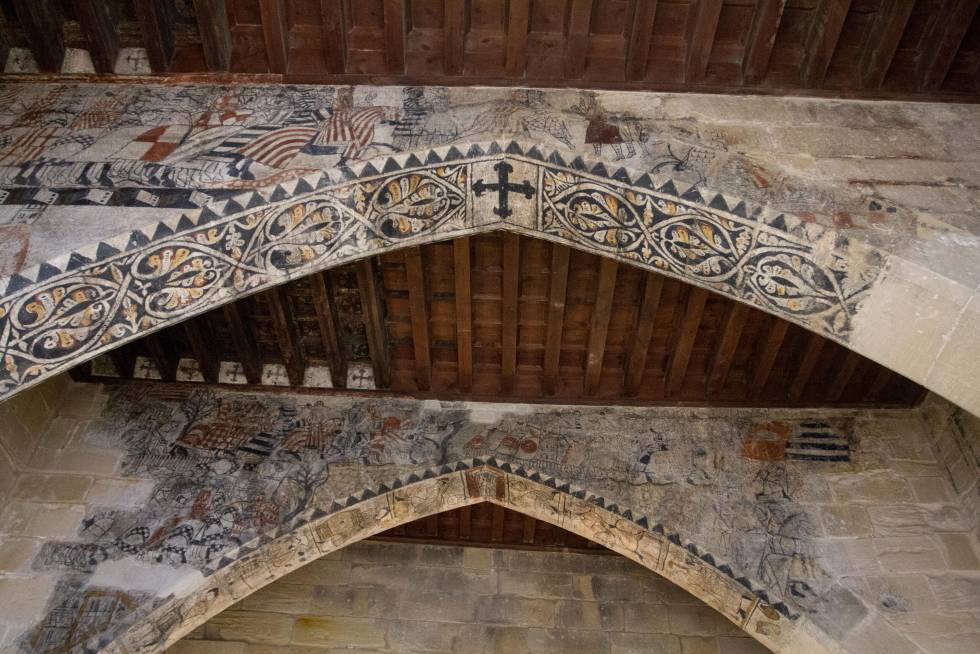 Arcadas profusamente decoradas del castillo de Calatravos, en Alcañiz (Teruel).