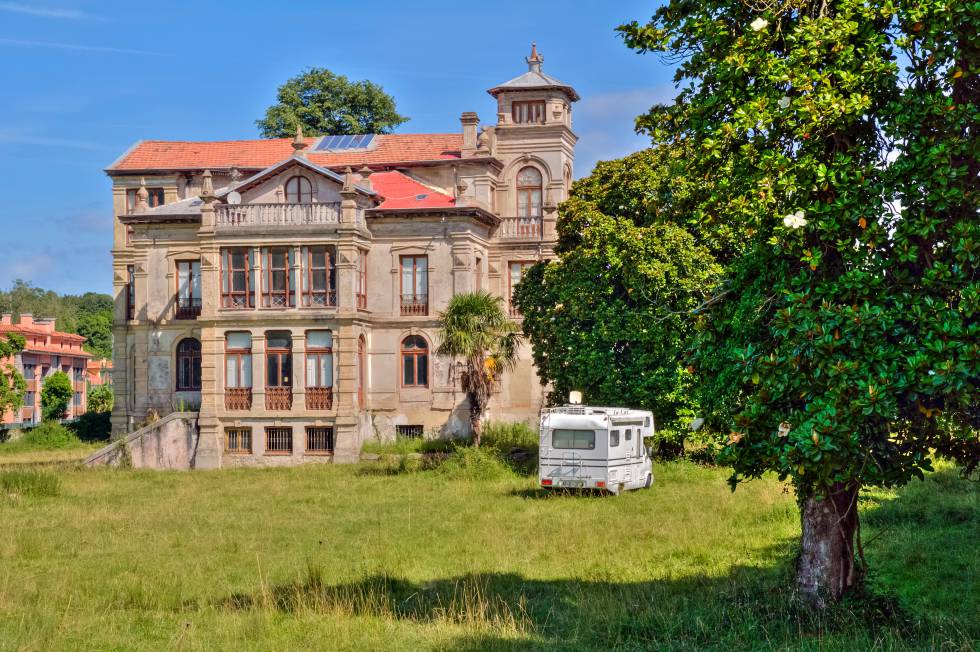El palacio de Partarríu, magnífica muestra de arquitectura indiana, fue construido en 1899 y albergó la inquietante trama de 'El orfanato', primera película de Juan A. Bayona.