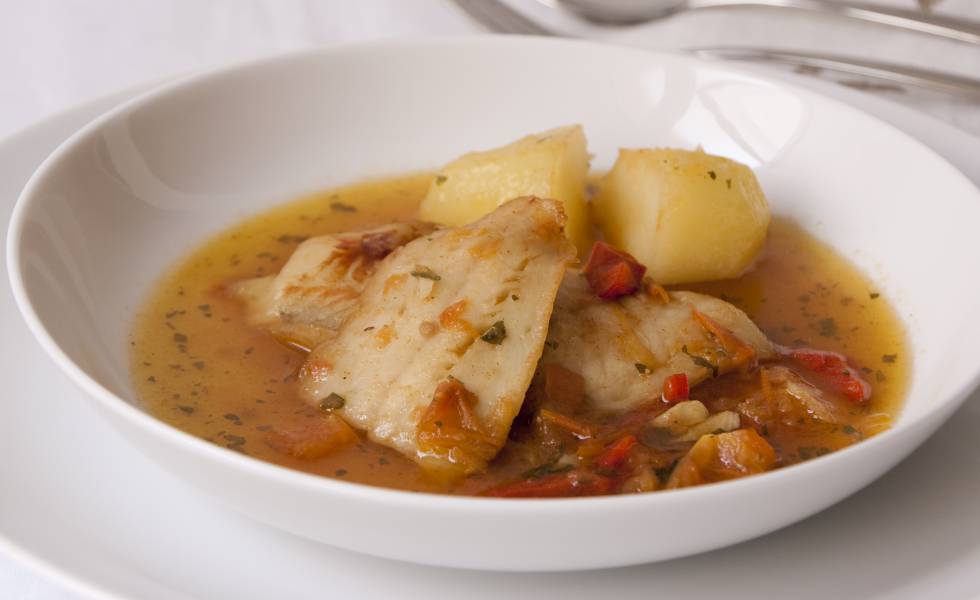 Los productos del mar ocupan un lugar destacado en la gastronomía canaria.  La variedad de platos de pescado es amplia en todas las islas.