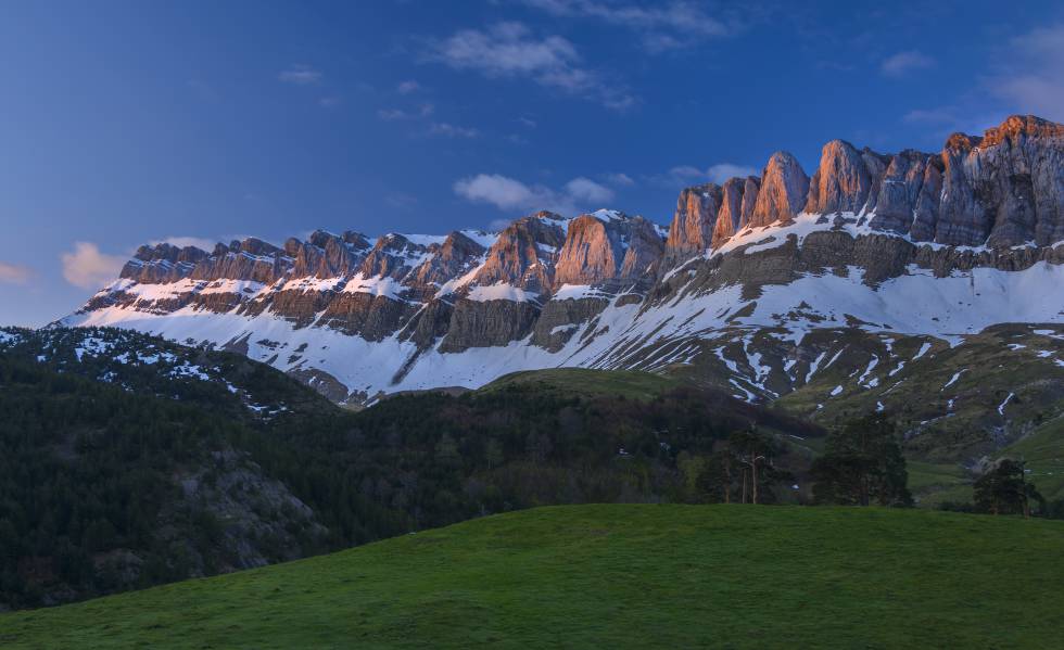 La sierra de Alano, en el valle de Ansó, es una mole de más de 2.000 metros con hayas y robles a sus pies.
