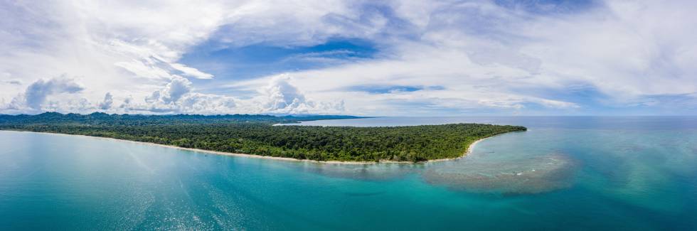 Vista panorámica del parque nacional de Cahuita, en la costa sur del Caribe costarricense.