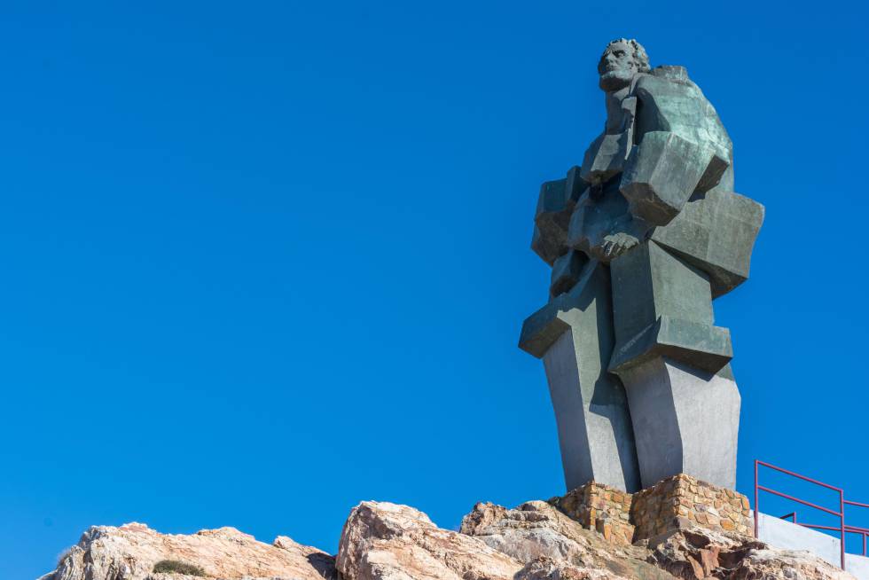 Monumento al minero en Puertollano. La escultura, de nueve metros de altura, es obra del artista andaluz José Noja.
