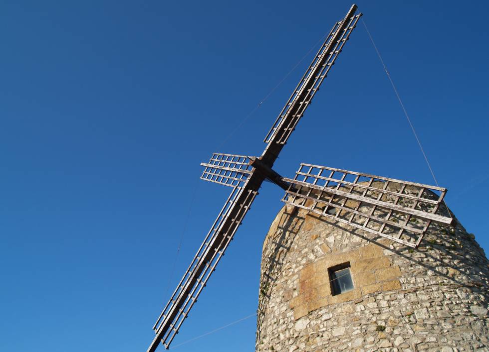 El molino de Aixerrota se levantó en 1727 porque la sequía de años que azotó Bizkaia inutilizó los de agua. Activo hasta 1787, es uno de los pocos molinos de viento en el País Vasco.