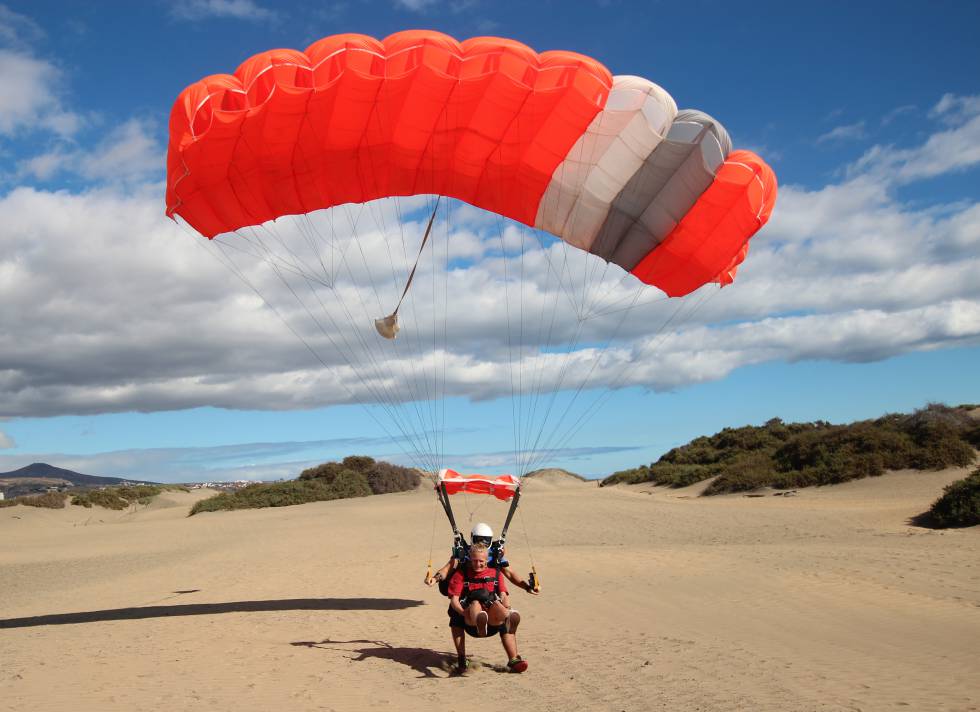 Aterrizaje sobre las dunas de Maspalomas (Gran Canaria) tras un vuelo en tándem.