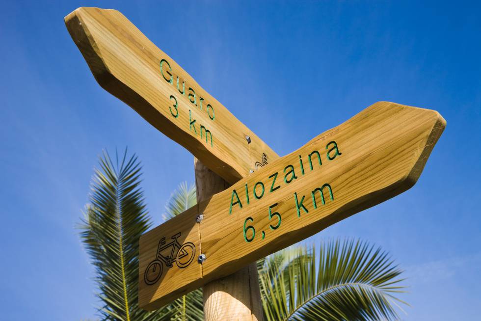 Una señalización de rutas ciclistas en el parque nacional de la Sierra de las Nieves (Málaga).