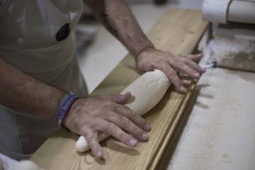 Elaboración artesanal de panes en la panadería Colón.