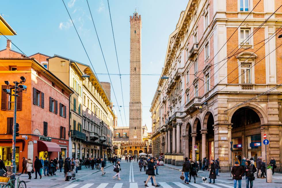 Calle céntrica de Boloña, la capital de Emilia Romagna, con la torre Asinelli, la más alta de la ciudad (97,6 metros), al fondo.
