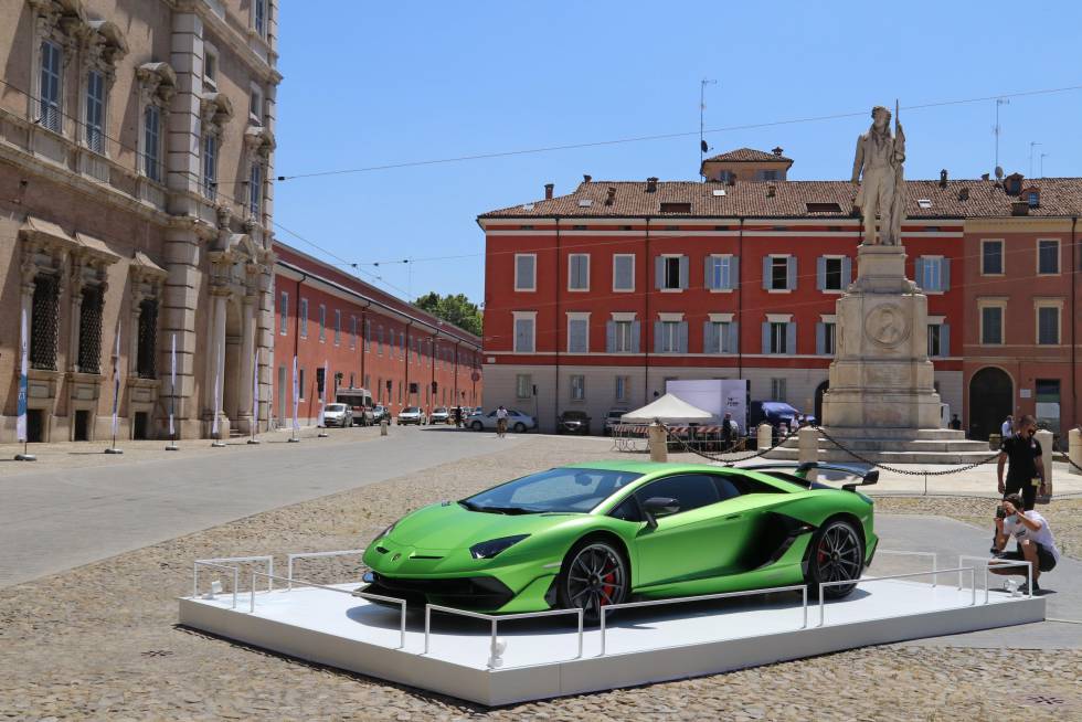 Un 'lamborghini' Aventador SVJ expuesto durante la exhibición 'Motor Valley', en la plaza de Roma, en el centro de Módena.