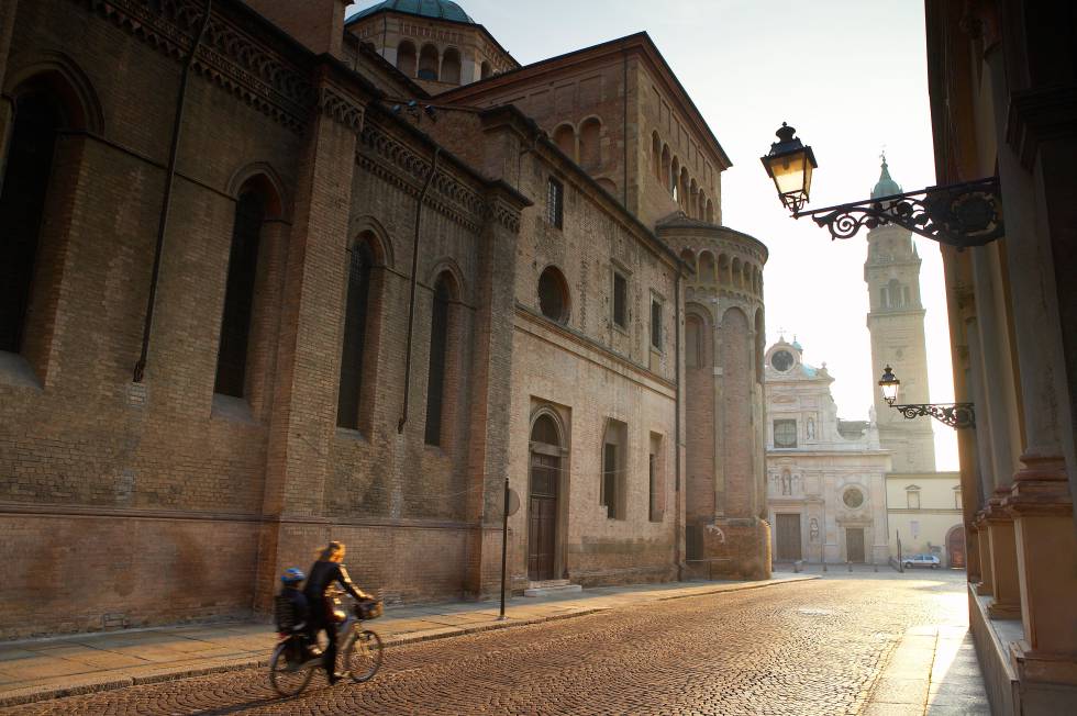 La Via Cardinal Ferrari, con la plaza San Giovanni al fondo, en Parma (Italia).