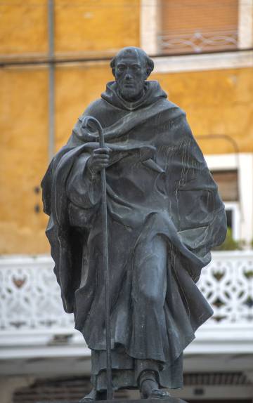 La estatua de san Juan de la Cruz en la localidad de Caravaca.