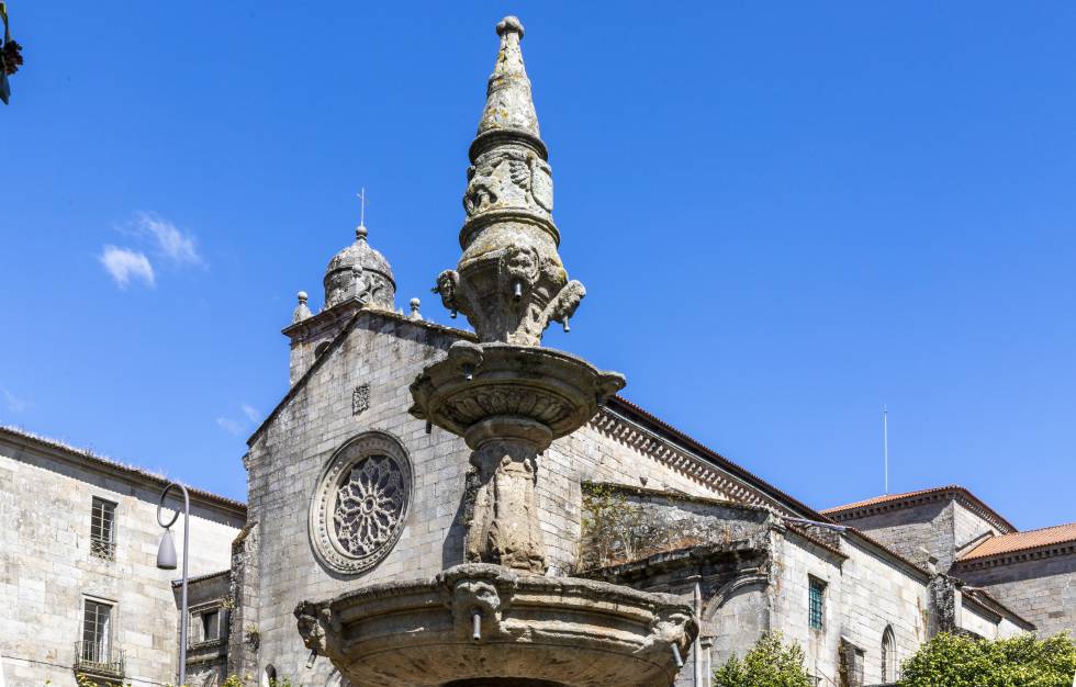 The Fountain of the Ferrería, from the 16th century, and behind the convent and the church of San Francisco, in Pontevedra.