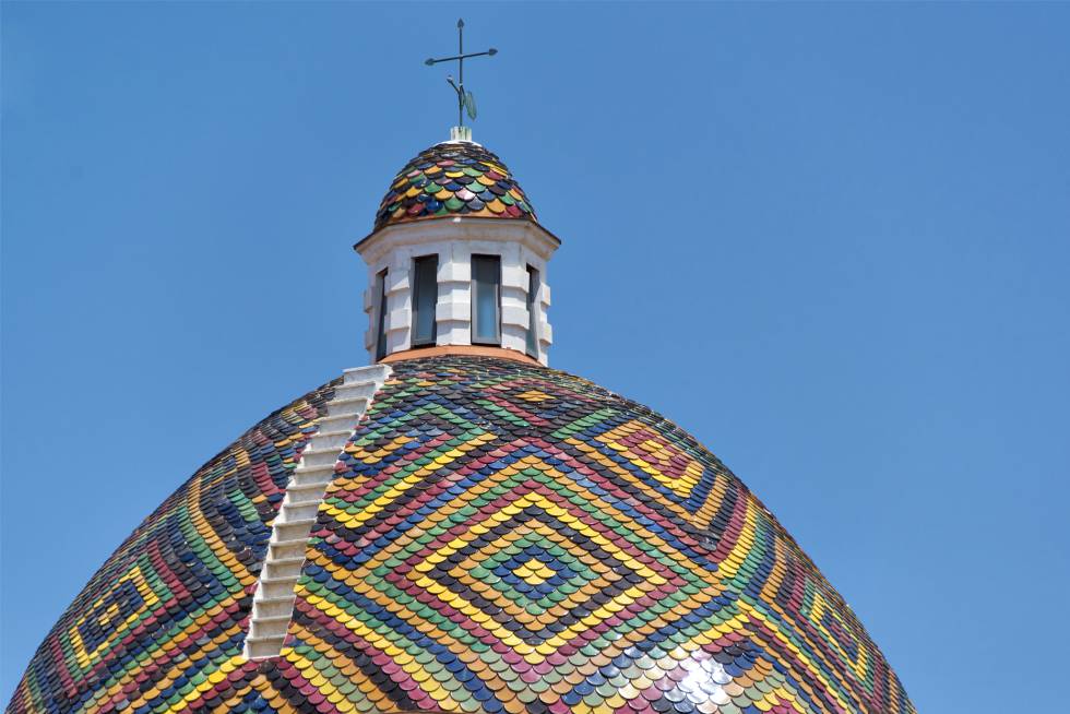 The church of San Miguel is crowned by a dome covered with polychrome tiles designed in the middle of the 20th century by Antonio Simon Mossa and Filippo Figari.