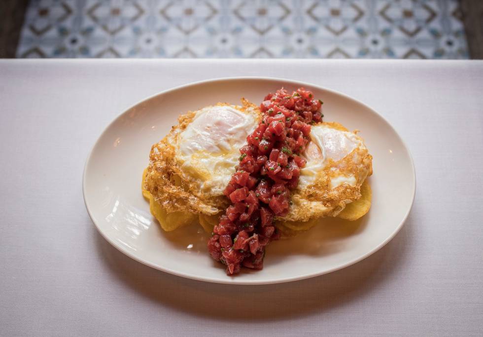 Tuna tartare with broken eggs, one of Casa Orellana's dishes.