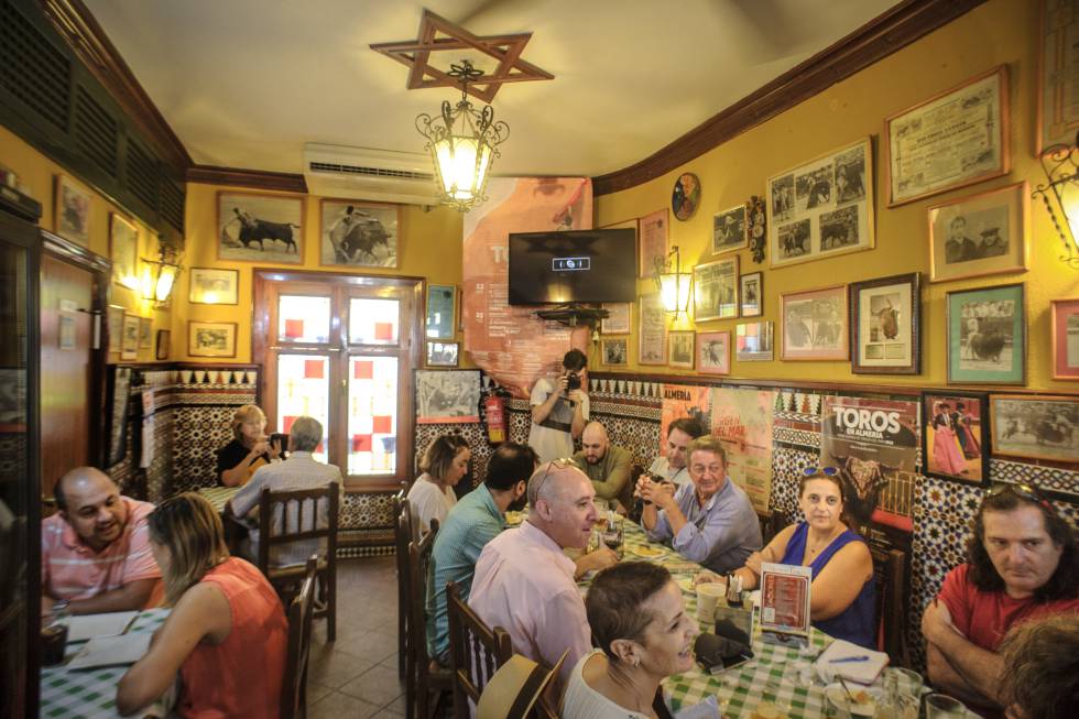 Atmosphere of the El Quinto Toro bar in the Andalusian city.
