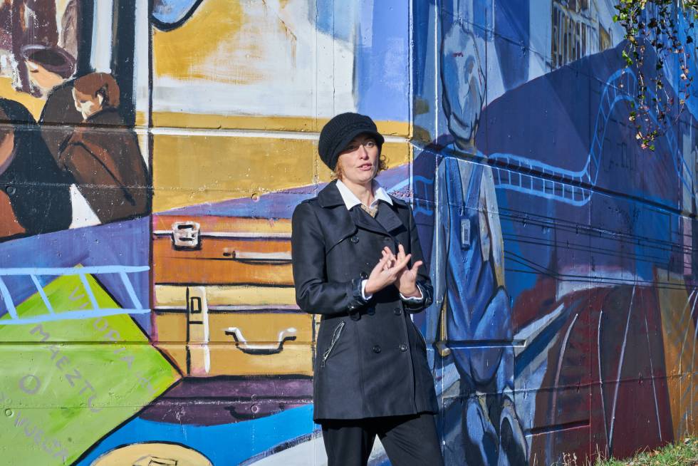 Arantza Cordero, an expert in heritage and tourism from Álava, in Maeztu, next to the mural with QR codes to see in augmented reality how the train was arriving.