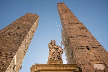 La estatua de San Petronio entre las torres de Asinelli y Garisenda.