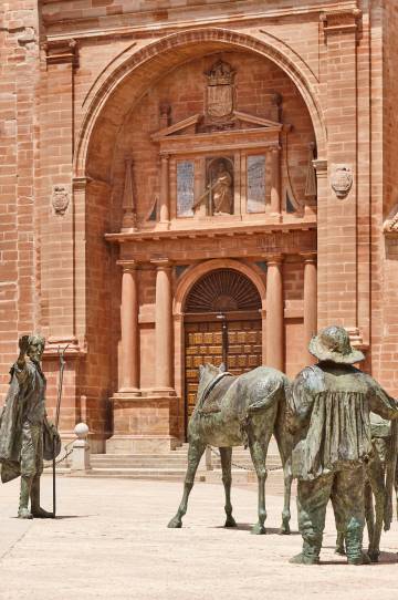 Sculpture of Don Quixote and Sancho Panza in front of the church of San Andrés.