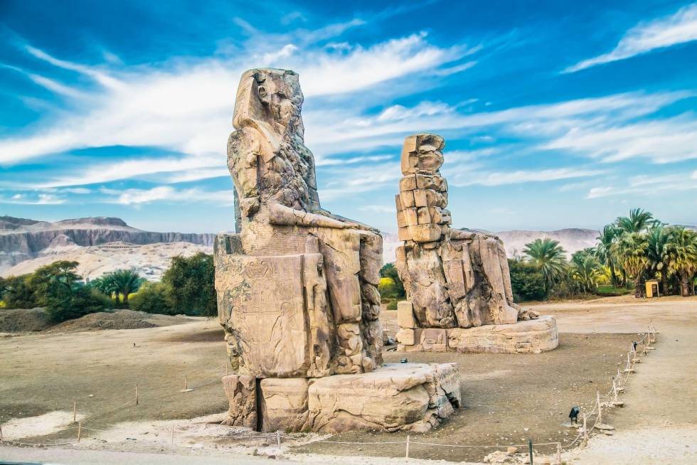 Colosos de Memnón, dos enormes estatuas de piedra que representan al faraón Amenhotep III, quien gobernó durante la Dinastía XVIII, frente a la ciudad egipcia de Luxor.