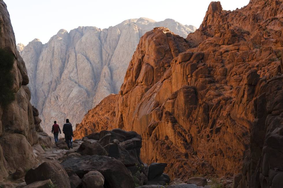 Después de ver el amanecer desde la cima del Monte Sinaí, unos hombres caminan por la ruta de los Pasos de la Penitencia, de regreso al monasterio de Santa Catalina.