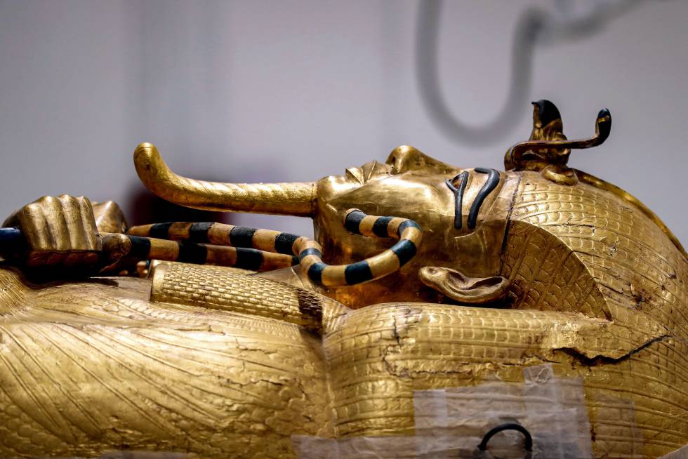 El sarcófago de Tutankamón, en el laboratorio de restauración del GEM (Guiza).
