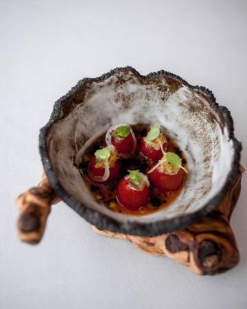 Mojete de tomates, sardina y kalamata.