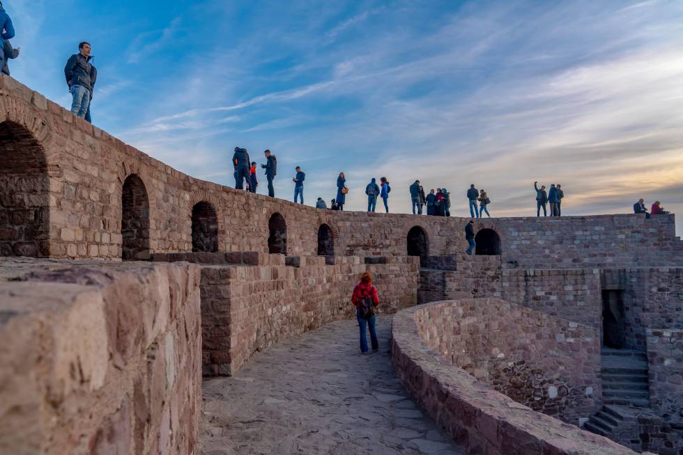 Visitors in the fortress of Ankara, from the 7th century.