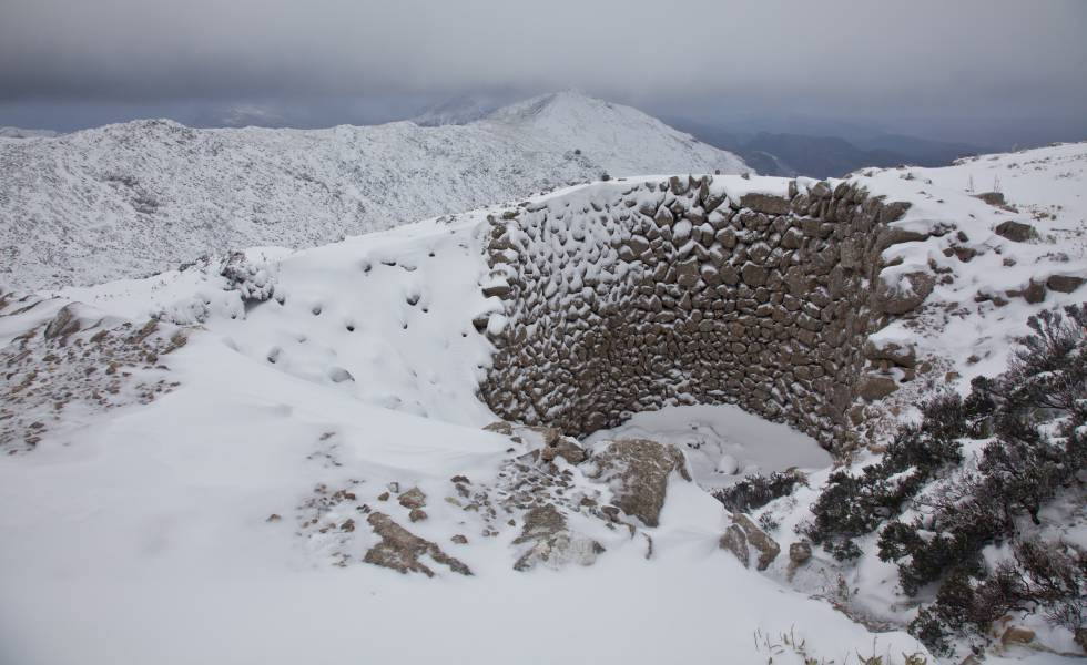 Paisaje invernal en la Casa de Neu de Les Balmes de Massanellaô, en la sierra de Tramuntana (Mallorca).