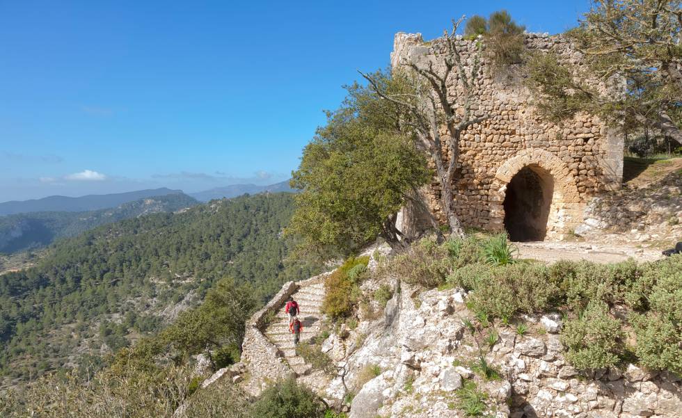 Restos del castillo medieval de Alaró, en lo alto del puig d'Alaró, en Mallorca.