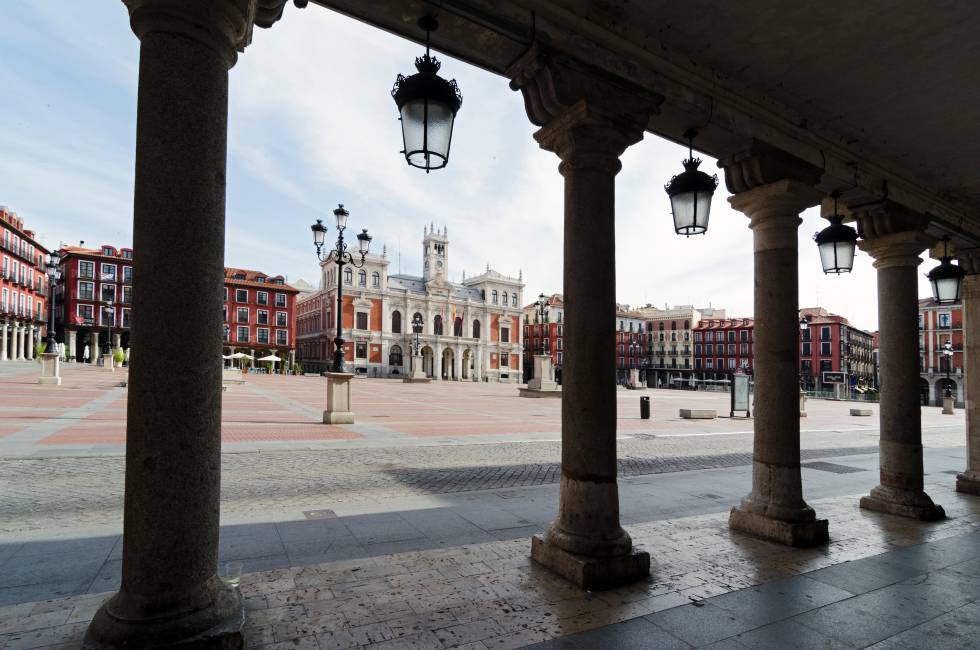 La plaza Mayor y, al fondo, el Ayuntamiento de Valladolid.