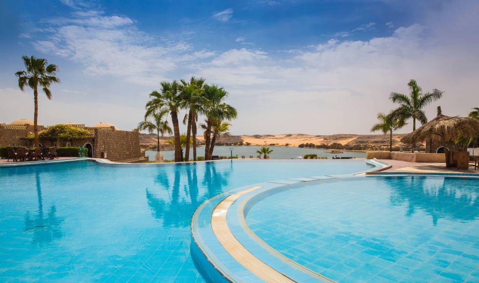La piscina del hotel Seti Abu Simbel, con vistas al lago Nasser.