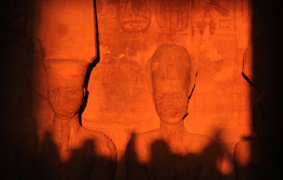 El sol ilumina las esculturas de Ramsés y Amun Ra, el pasado 22 de febrero.