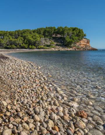 Torrent del Pi, una caleta de piedras en L'Ametlla de Mar (Tarragona).