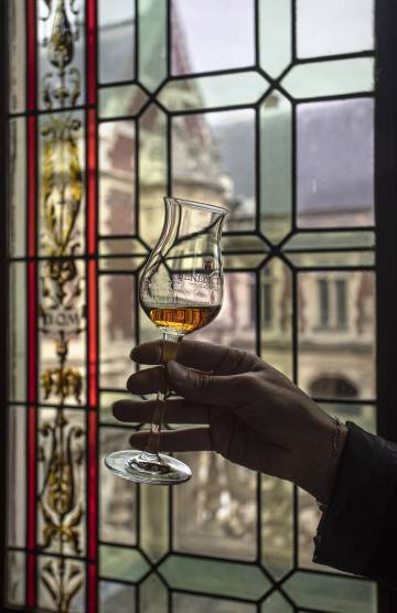 Una copa de licor Dom Bénédictine, inventado por un monje en el siglo XVI en la abadía del mismo nombre.