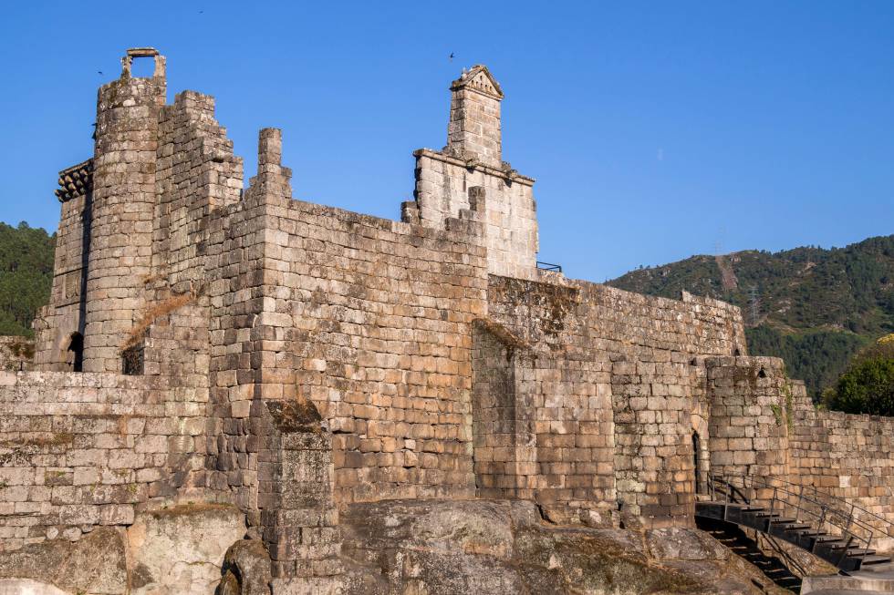 Castillo de los Condes de Ribadavia, residencia de la familia Sarmiento.