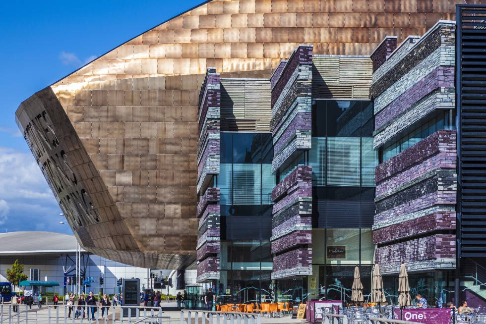 Auditorio del Millenium Center, obra del arquitecto Jonathan Adams en la bahía de Cardiff.