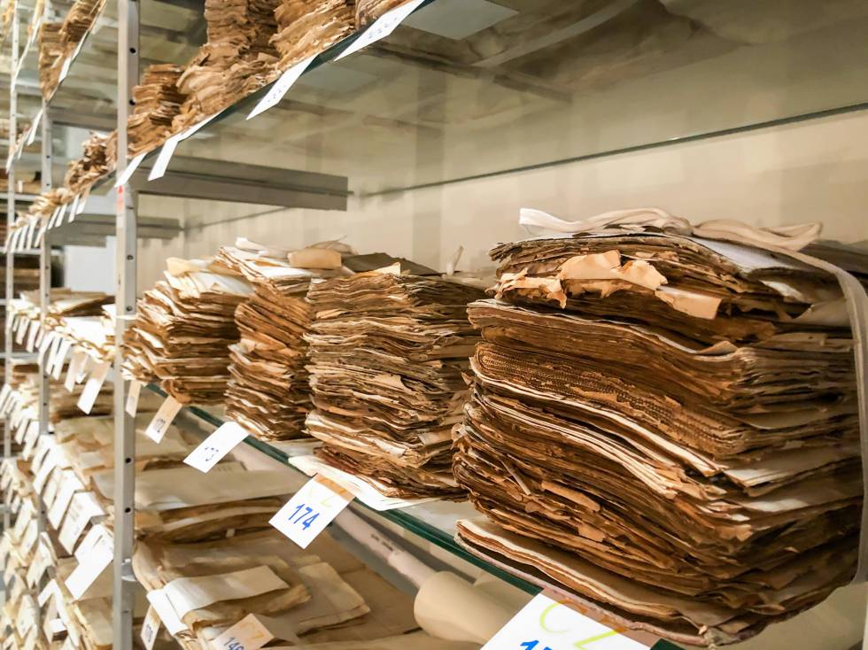 Pilas de documentos en el archivo histórico que guarda Bodegas Tradición.