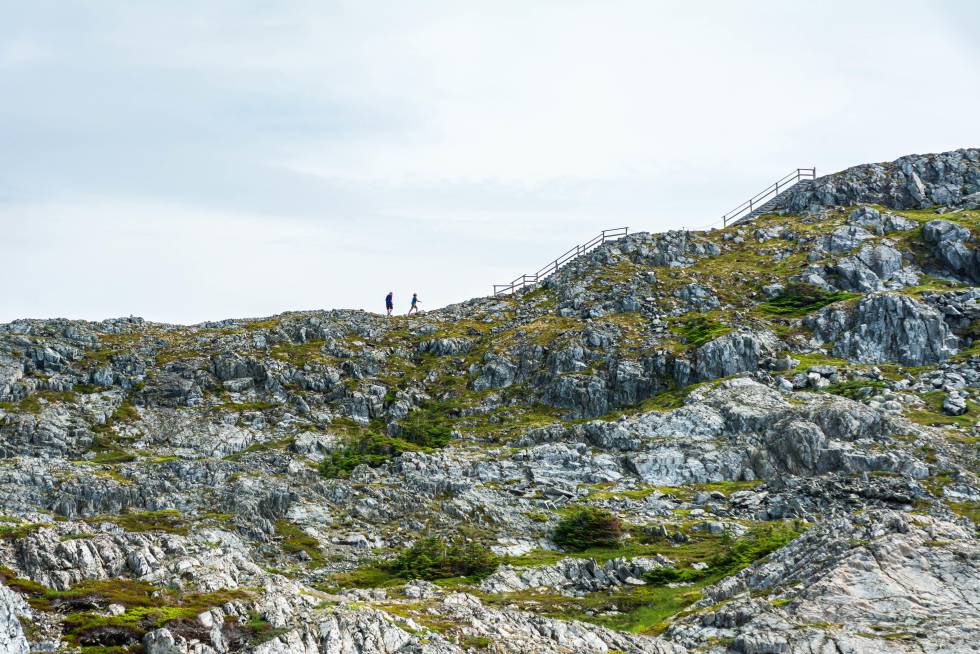 Dos senderistas en un tramo de Brimstone Head Trail, en Fogo Island.