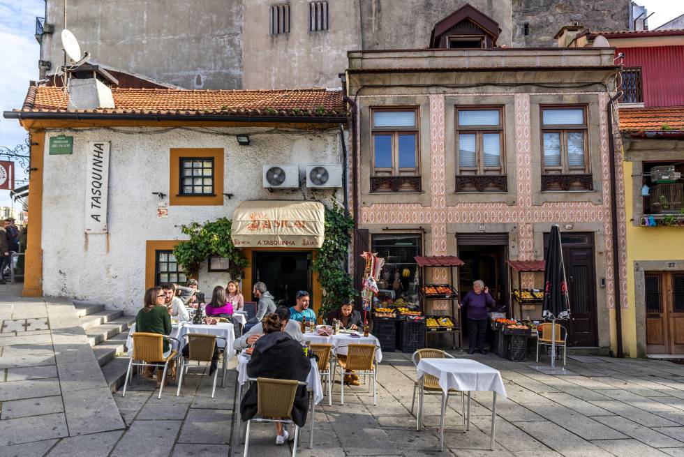 Terraza del restaurante A Tasquinha, en el centro de Oporto.