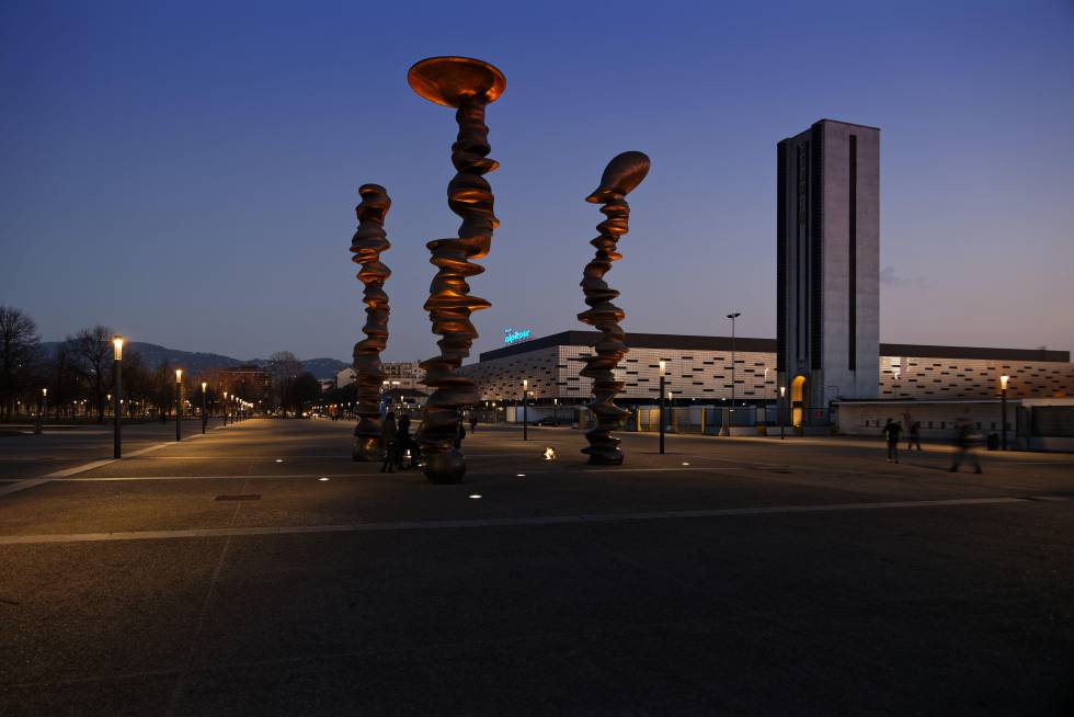 La obra 'Punti di vista', de Tony Cragg, en la Piazza D'Armi y, al fondo, el el estadio Pala Alpitour, donde se celebra Eurovisión 2022.