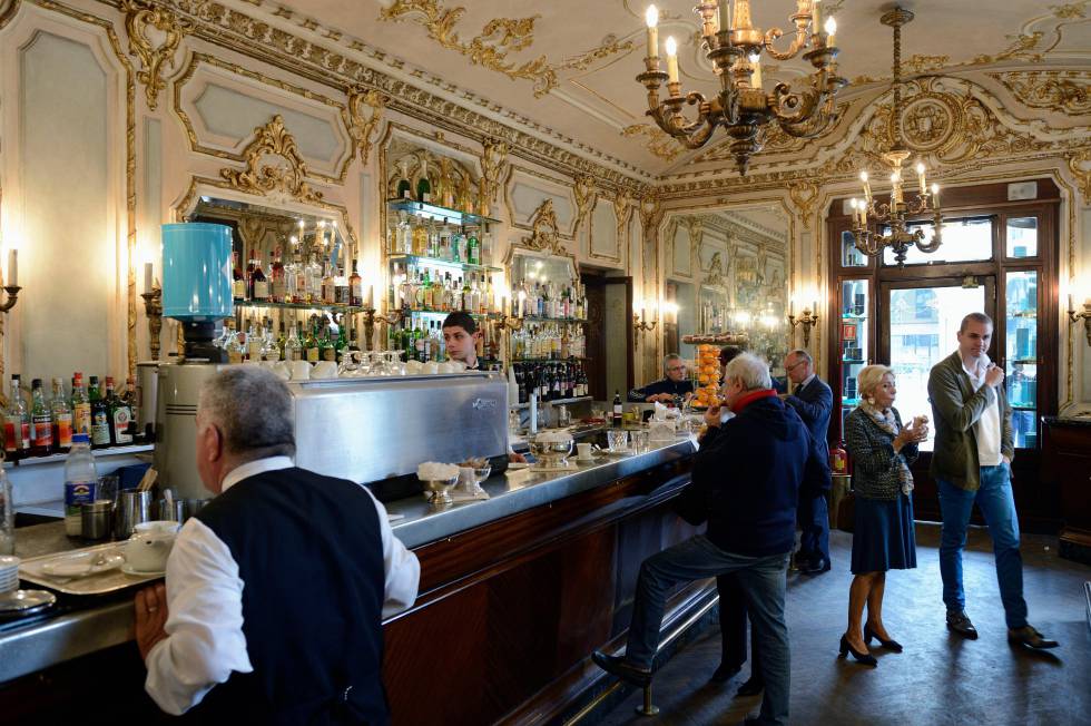 Interior del Caffè Platti, abierto en Turín en el año 1870.