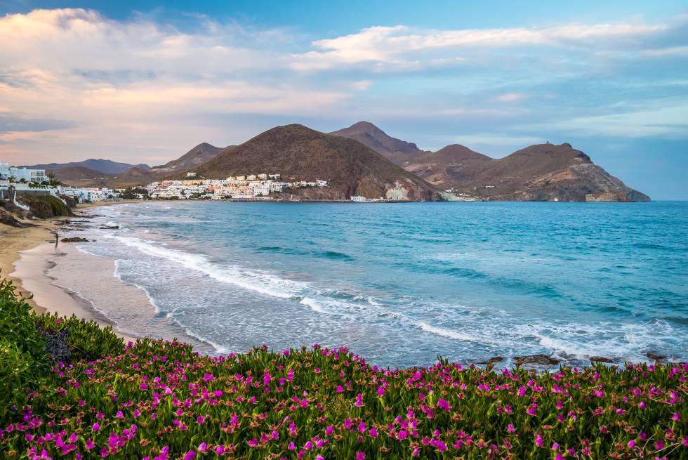 Las playas españolas con bandera azul en 2022 La playa de San José (Almería). Andalucía es la comunidad que mayor aumento experimenta en número de arenales galardonados.