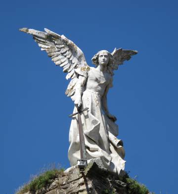 Escultura de Josep Llimona del ángel exterminador, también conocido como ángel guardián, en el cementerio de Comillas.