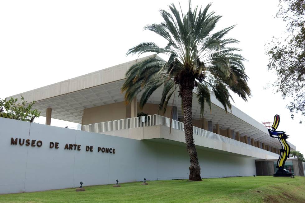 Escultura de Roy Lichtenstein en el exterior del Museo de Arte de Ponce, al sur de Puerto Rico.