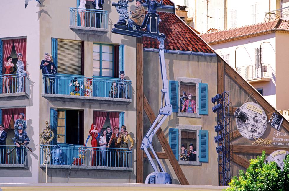 Cinematographic trompe l'oeil on a facade in Cannes.