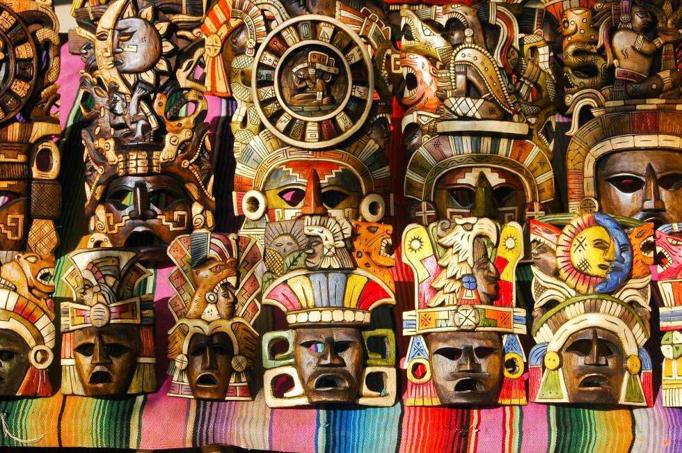 Máscaras mayas en una de las tiendas de recuerdos que hay en el yacimiento de Chichen Itzá.