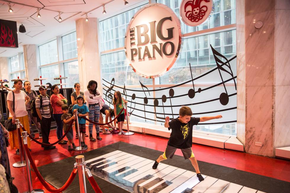 El piano gigante en la tienda de juguetes FAO Schwarz, en Nueva York.