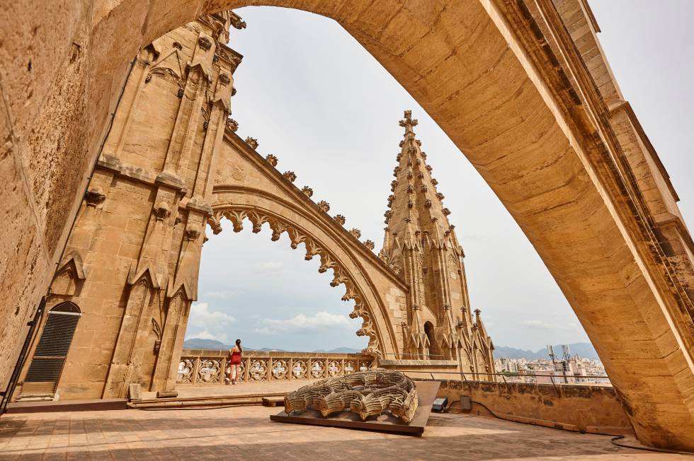 Arcos y pináculos de las terrazas de la catedral de Palma.