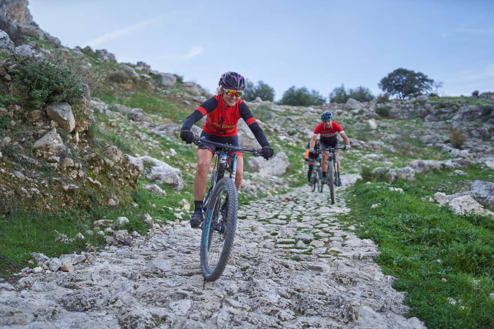 Cyclists in one of the sections of the mountain bike routes in Subbética.