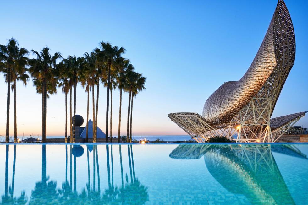 Swimming pool of the Hotel W Barcelona, ​​​​​​of the Marriott chain, designed by architect Ricardo Bofill.
