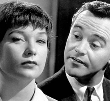 Escena que muestra un hombre mirando una mujer